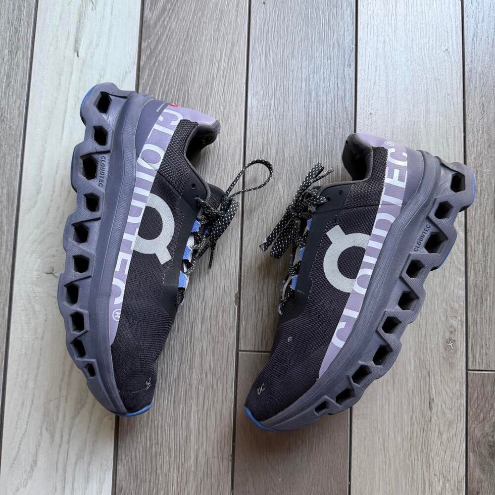 On cloudmonster black blue running